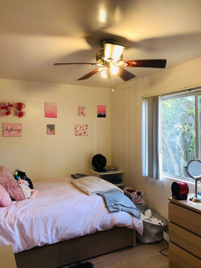 Building Photo - 10 bedrooms 7 bathrooms- 5 master bedrooms total!