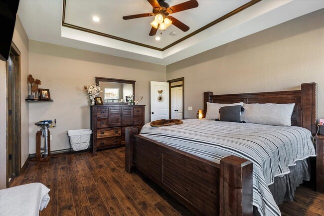 Building Photo - 8398 SW Sun Valley Dr