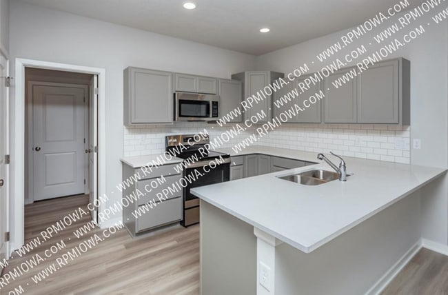 Building Photo - 755 Linden St