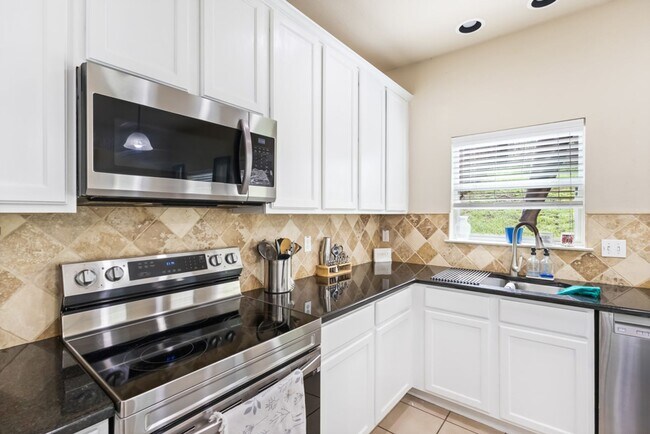 Building Photo - Charming Home Awaits: Spacious & Modern Living in a Prime Location