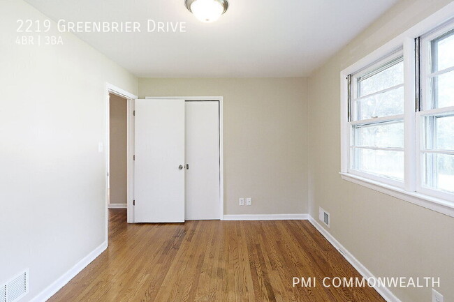 Building Photo - 2219 Greenbrier Dr