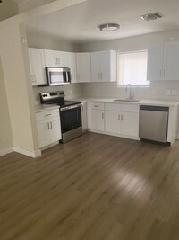 Building Photo - Fully Remodeled!! Townhome in Central Phoe...