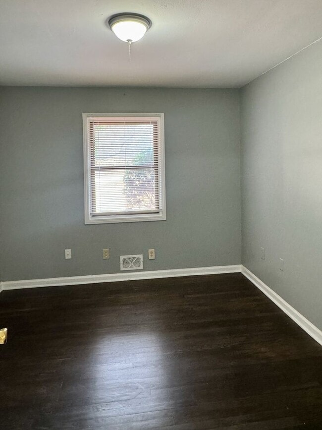 Building Photo - Convenient in Cobb!