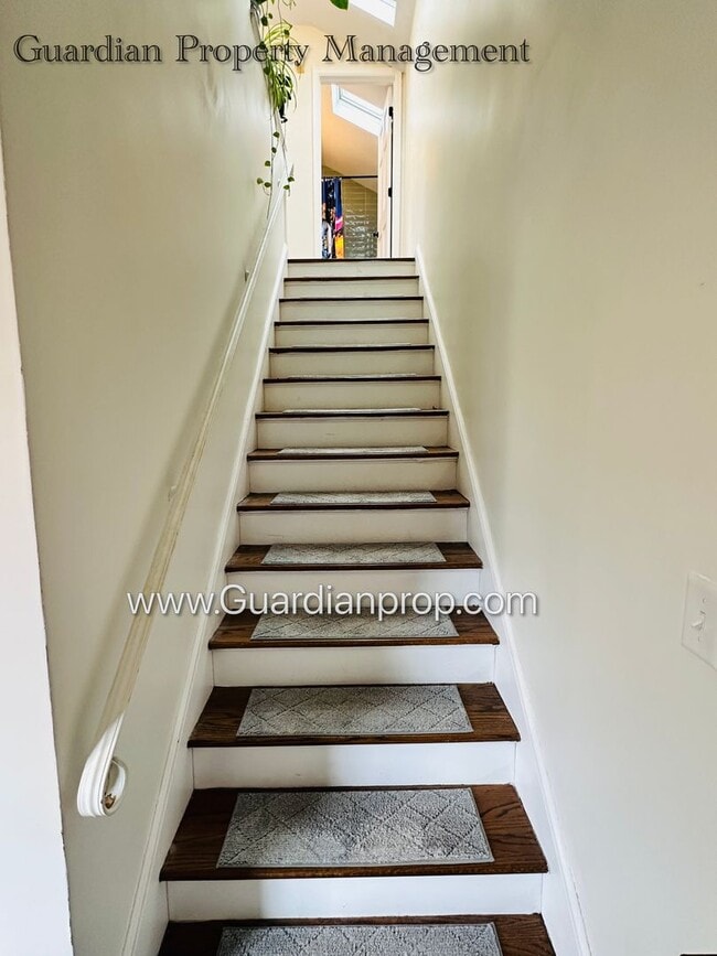 Building Photo - St Louis Park Single Family Home, Dishwasher, Garage, Patio