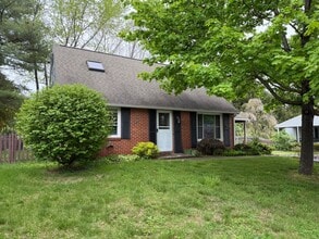 Building Photo - Beautiful 4 Bed / 2 Bath, Single Family Home. Close to Downtown Northampton!
