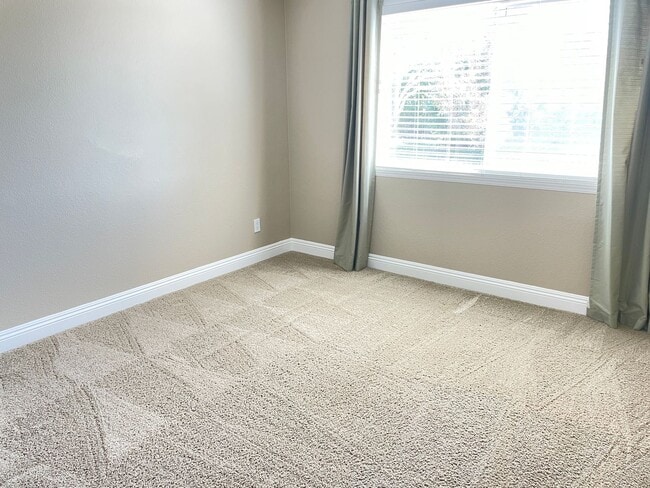 Building Photo - Picture Perfect Summerhill Home!