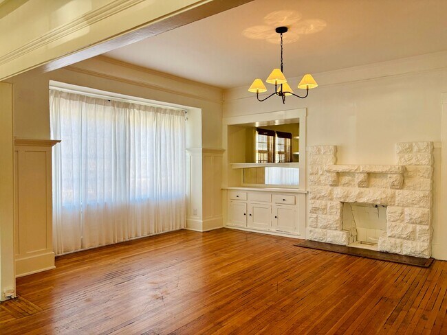 Building Photo - 2130 W 29th Pl