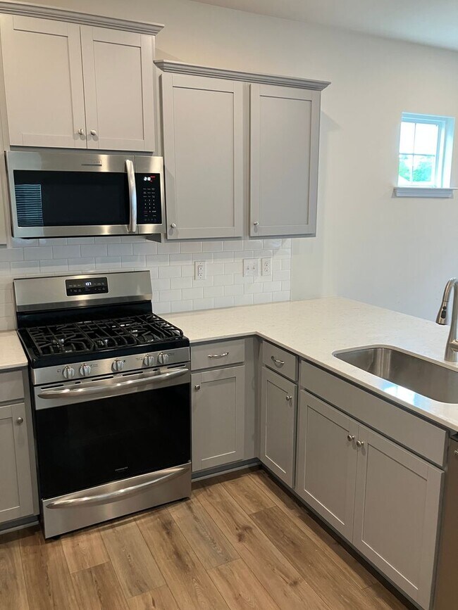 Building Photo - Beautiful Like new 3 bedroom Home in Gambi...