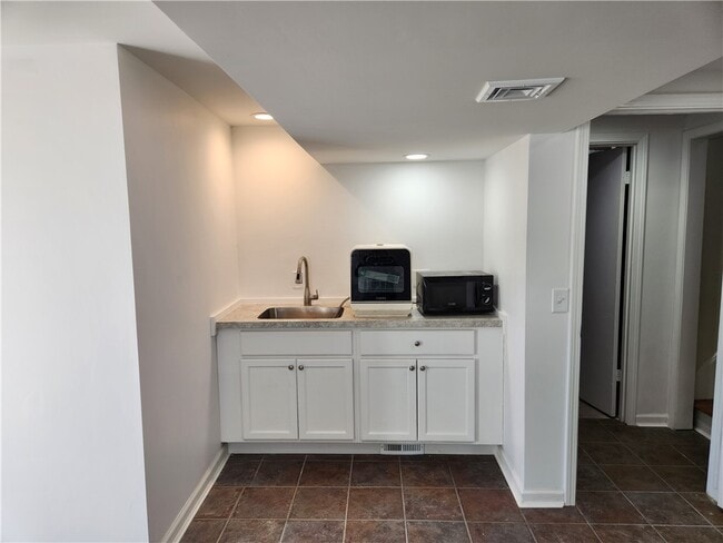 Building Photo - 206 Mason Ave