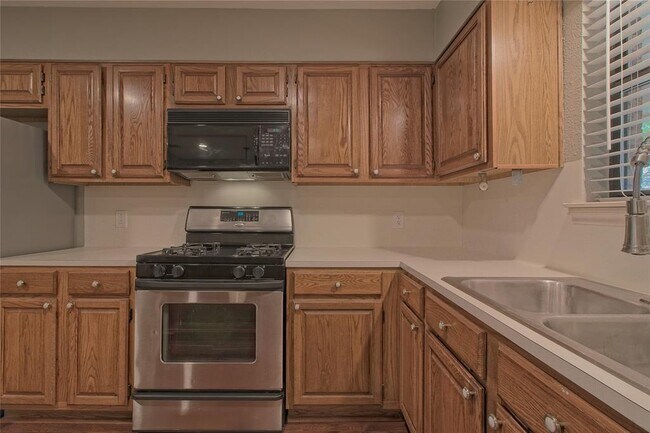 Building Photo - 1102 Fowzer St