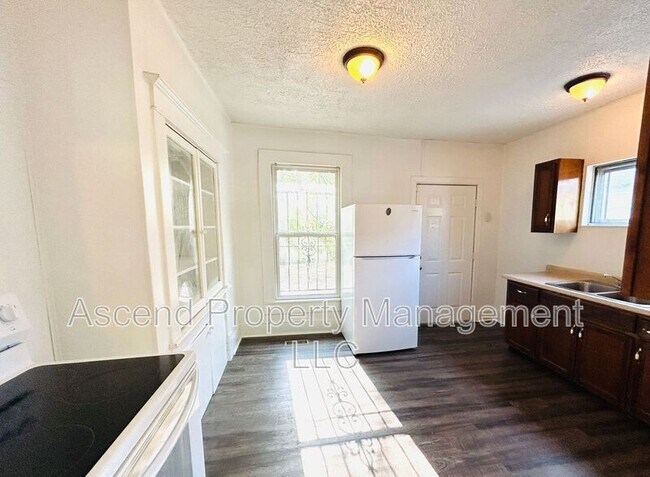 Building Photo - 1006 Rockway Dr