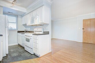 Building Photo - Bright 1 Bed/1 Bath in Hill East! Parking + Storage Included