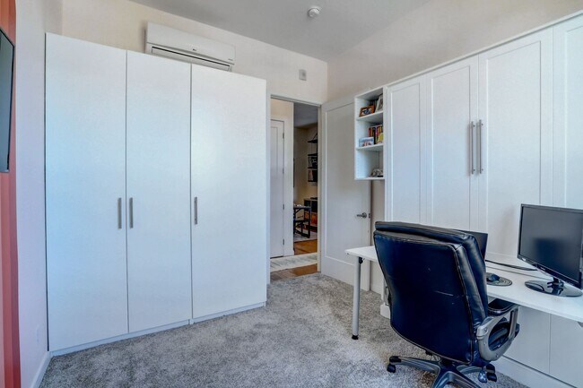 Building Photo - 2 bedroom 2 bath Penthouse apartment in Wa...