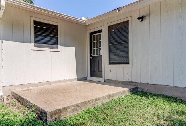 Building Photo - 13001 Campos Dr