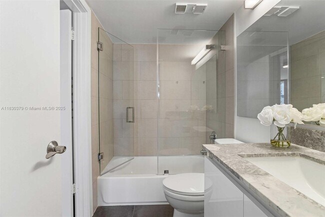 Building Photo - 540 Brickell Key Dr