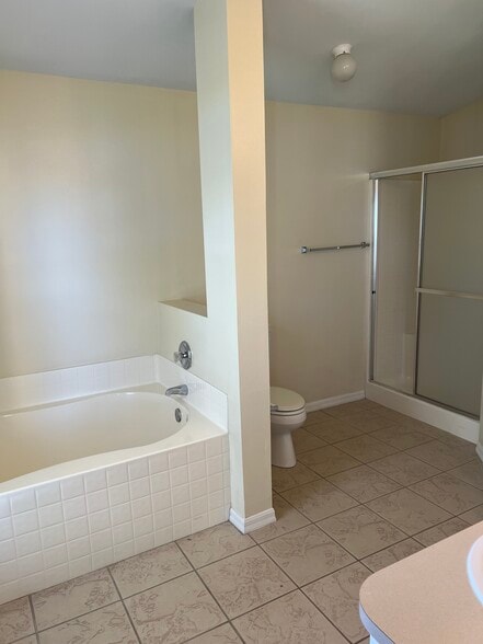 Building Photo - 833 Lake George Dr