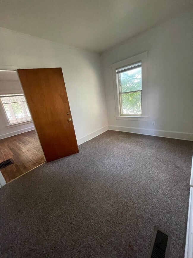 Building Photo - Spacious Home Near U-M | Large Bedrooms, Porches & In-Unit Laundry