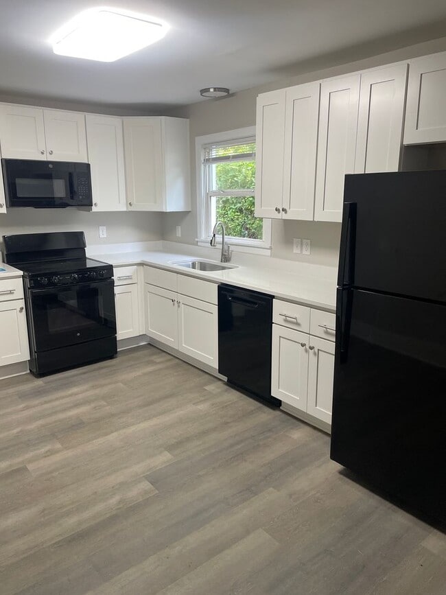 Building Photo - 2420 Ivy Ave