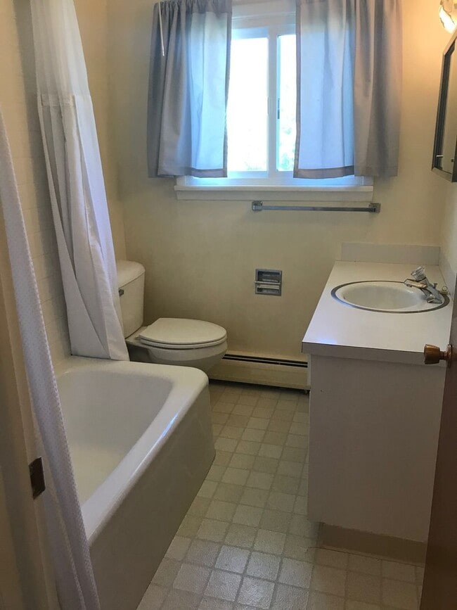 Building Photo - Upper Unit 2 Bedroom 1 Bathroom