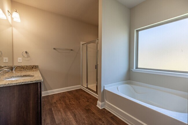 Building Photo - Move-In Ready Fairhope Home with Modern Fe...