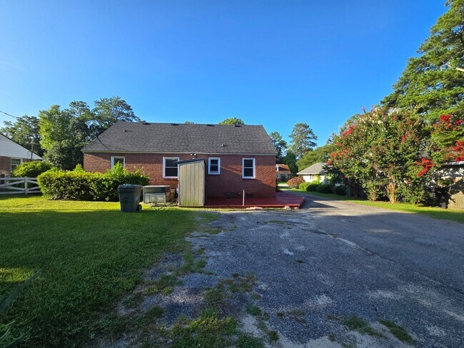 Building Photo - 5 Bedroom home