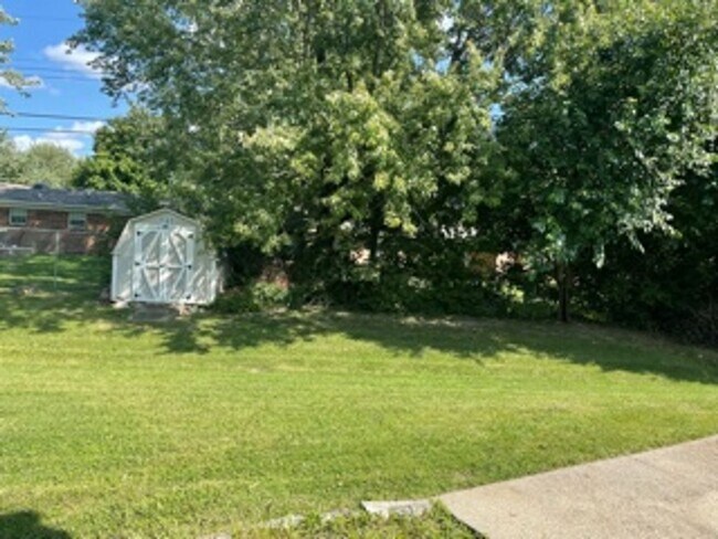 Building Photo - Absolutely Beautiful 3  bedroom Ranch!