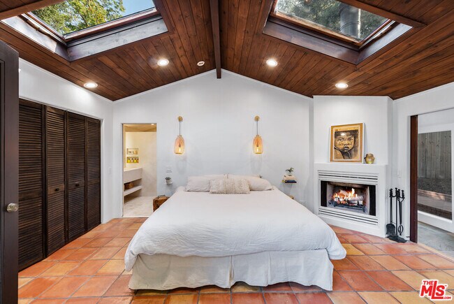 Building Photo - 1362 Old Topanga Canyon Rd