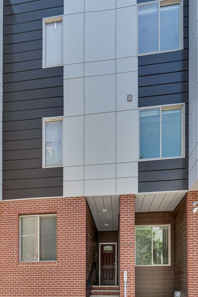 Building Photo - 2636 Annin St