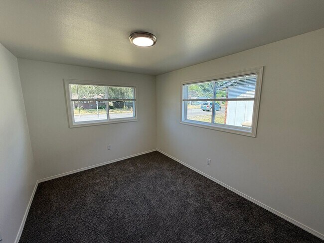 Building Photo - 1505 NW Highland Dr