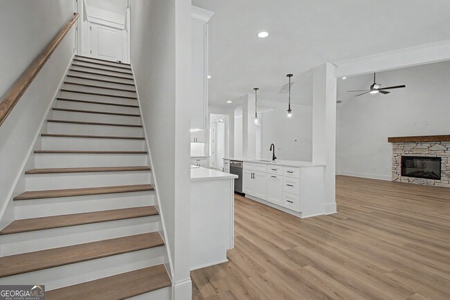 Building Photo - 347 E Crestwood Rd