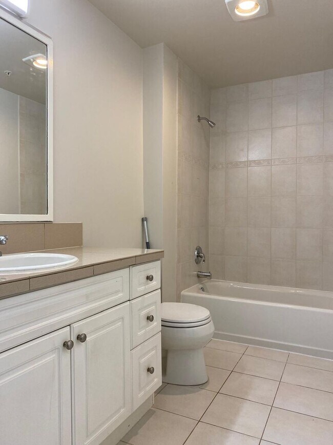 Building Photo - Spacious Seattle Condo - $2,000