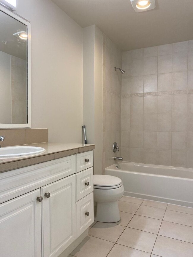 Building Photo - Spacious Seattle Condo - $2,200