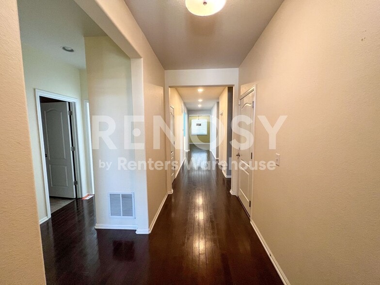 Building Photo - 25104 E Pinewood Pl