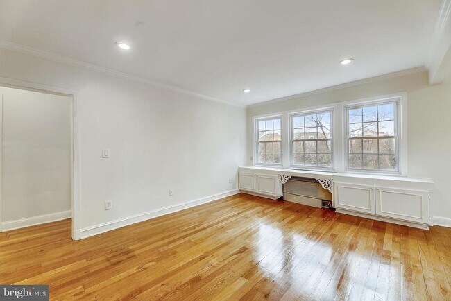 Building Photo - 1812 W Abingdon Dr