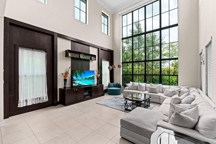 Building Photo - 8845 Watercrest Cir W
