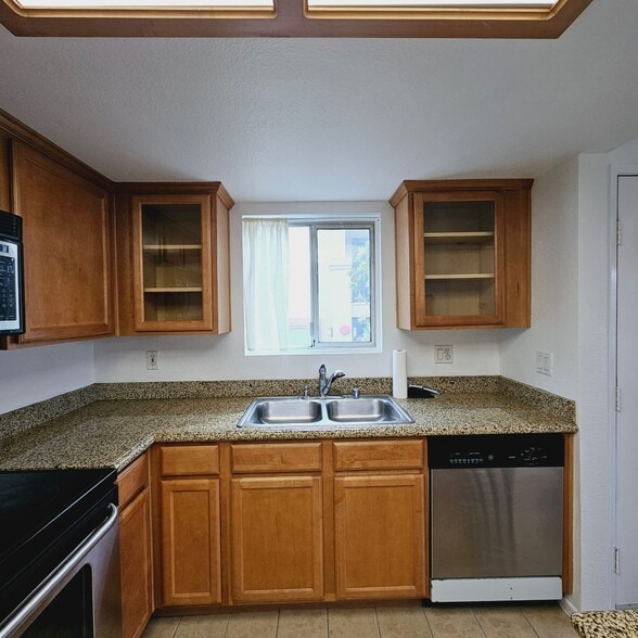 Kitchen - 3448 Hathaway Ave