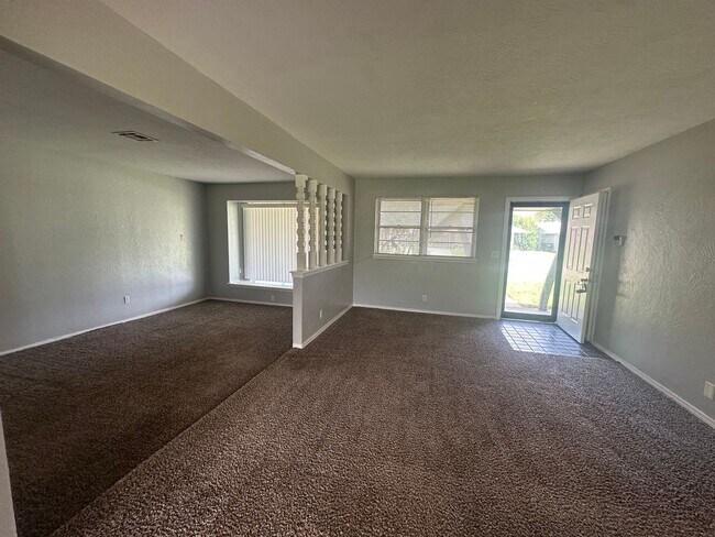 Building Photo - 4844 Woodview Dr