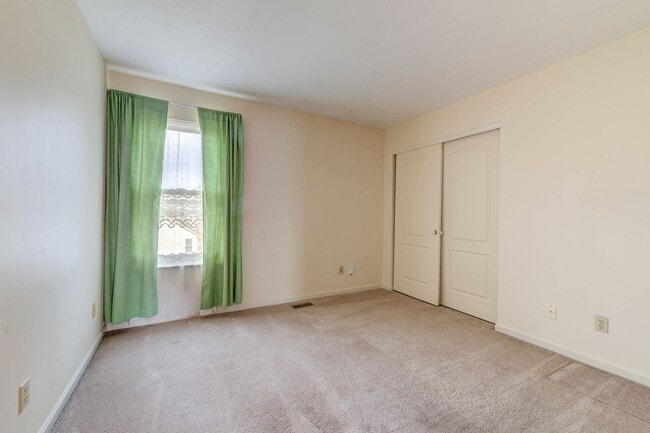 Building Photo - Spacious Parkway South Home with Walk-Out Basement & Large Backyard