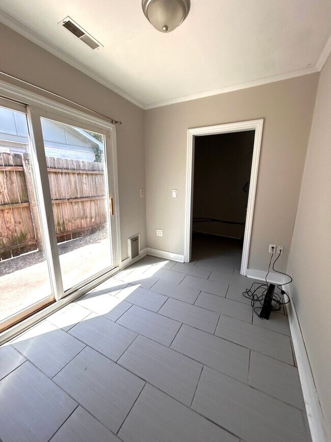 Building Photo - Charming 2 Bedroom Duplex in Ladson