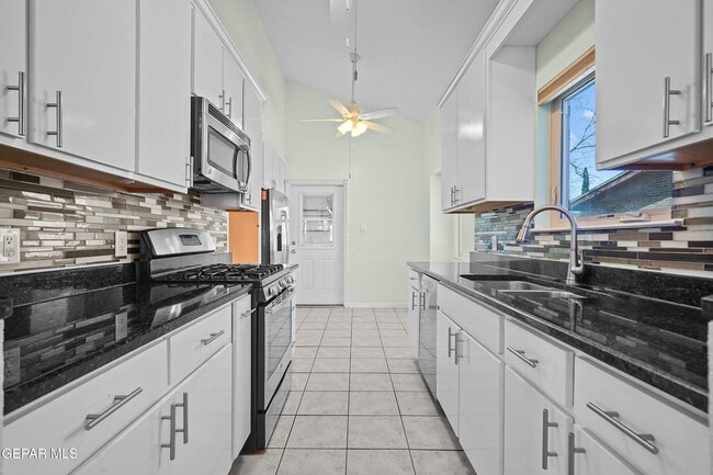 Building Photo - 4805 Maureen Cir