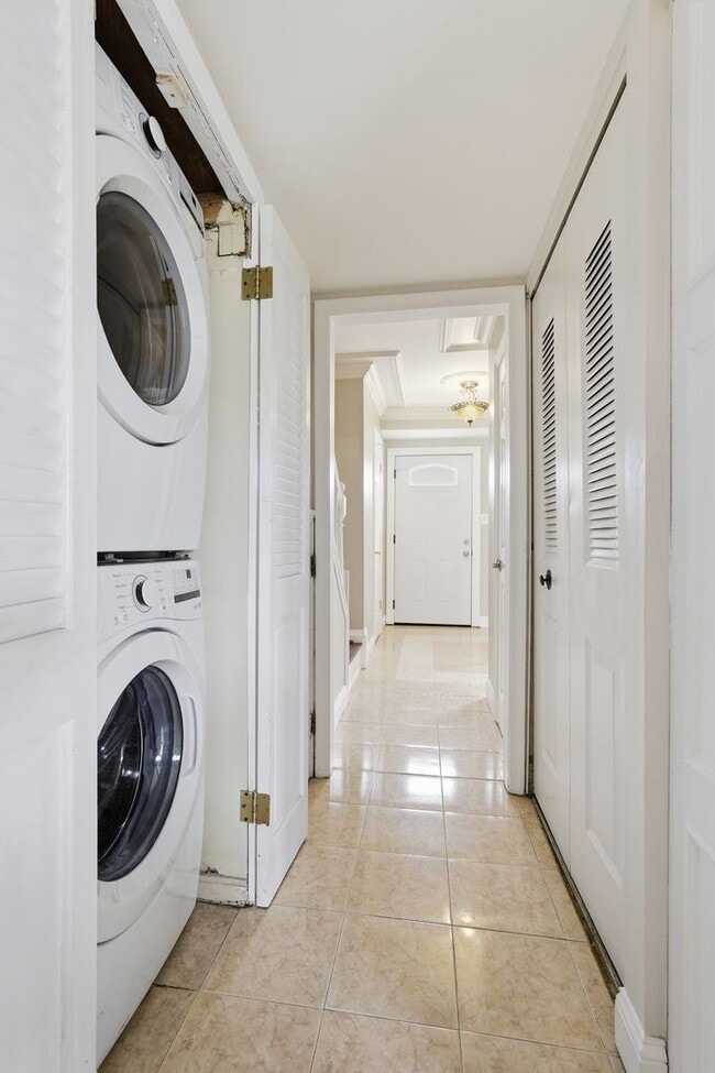 Building Photo - 1042B Margate Ct