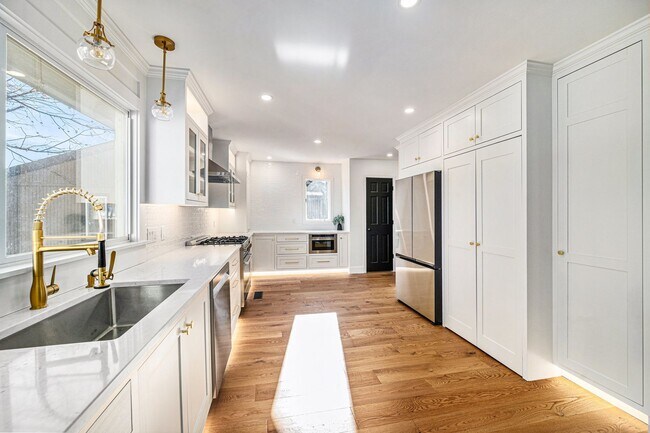 Building Photo - Renovated Lakefront 5 Bedroom Home with 2 Garages!