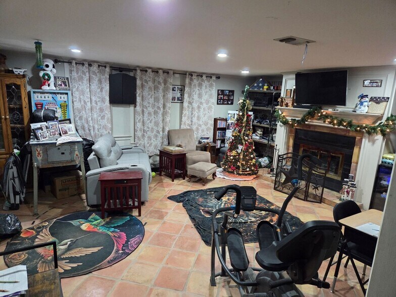 Building Photo - 1804 W Ave H