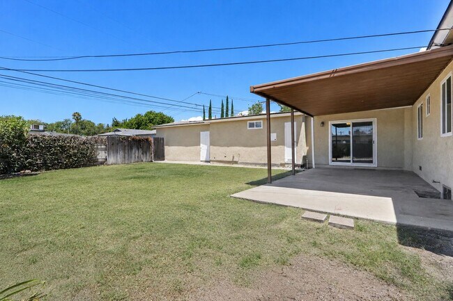Building Photo - 677 N Tulare Way