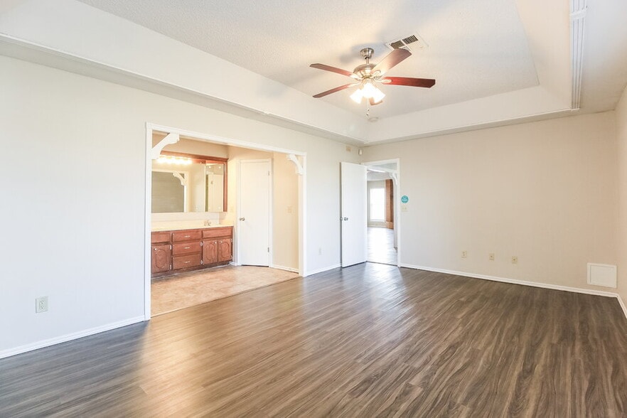 Building Photo - 5421 Sudbury Ln