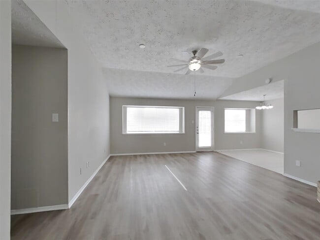 Building Photo - 2802 N Spring Dr