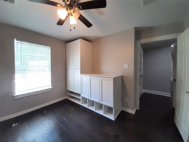 Building Photo - 6115 Glen Lee Dr