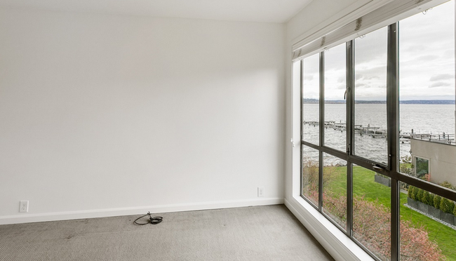 Building Photo - Beautiful Waterfront Condo in Kirkland - A...