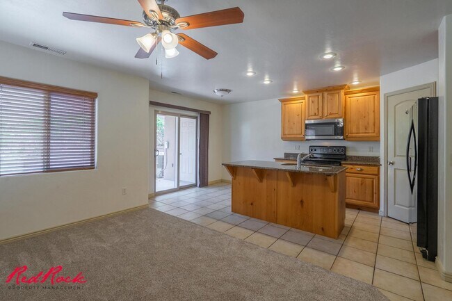 Building Photo - 3 Bedroom Townhome In Fossil Hills!