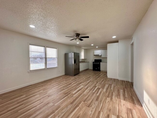 Building Photo - 3120 Chestnut Ave